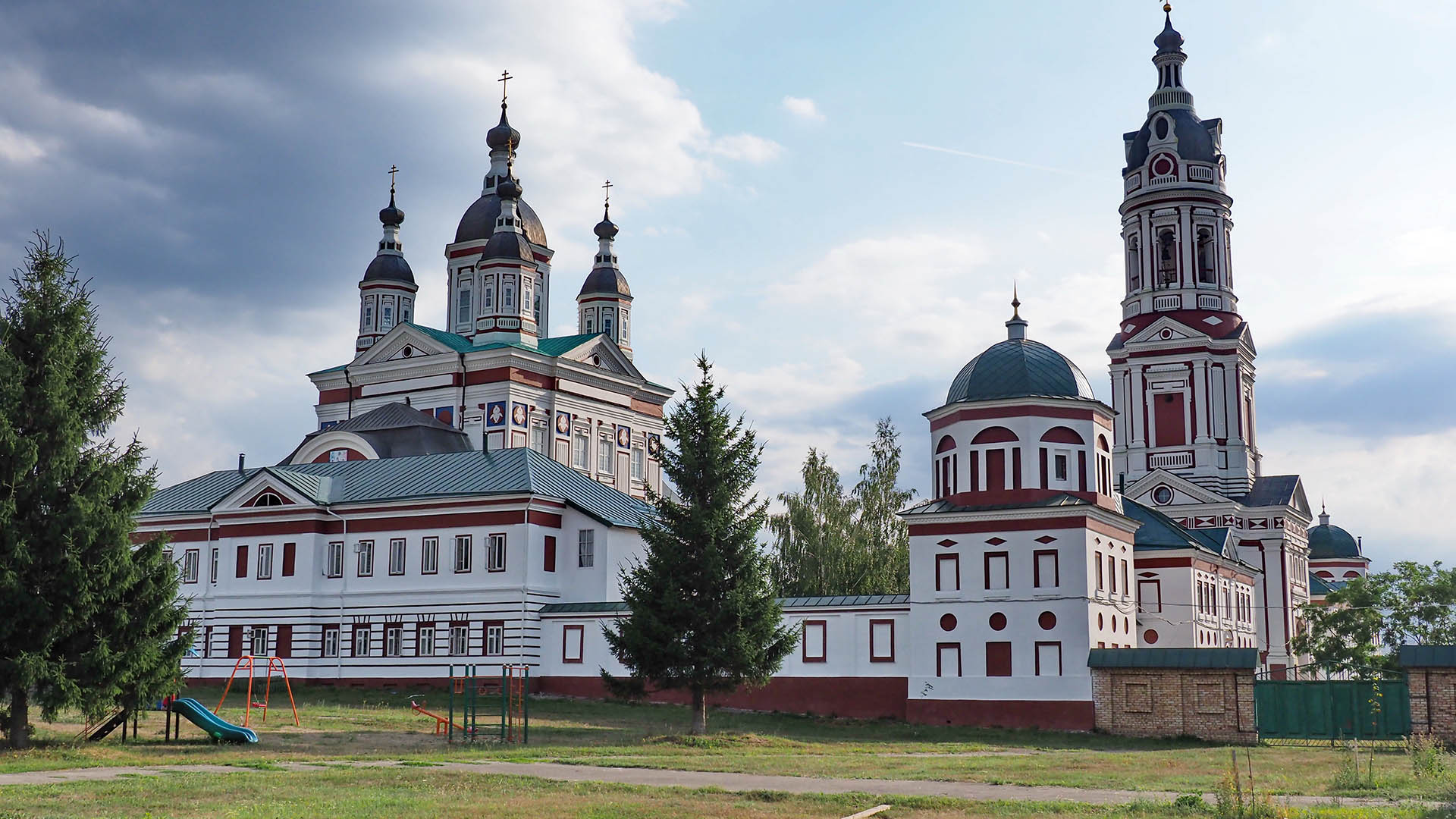 Праздники в Лермонтовских Тарханах с балом, посещением театра Мейерхольда и музея А. Куприна